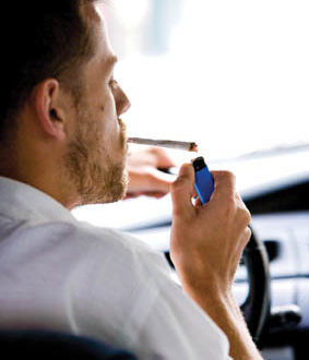 rolling tobacco usa Lucky strike rolling tobacco hi-res stock photography and images