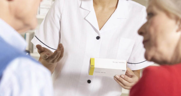 Pharmacist-with-elderly-couple