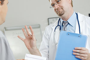 doctor-and-cheque1-ThinkstockPhotos-101831575