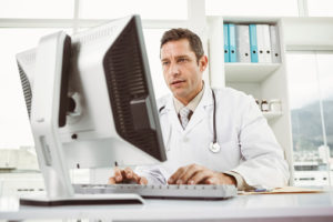 doctor-computer-ThinkstockPhotos-522258127