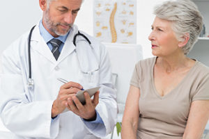 Doctor-with-female-patient1-ThinkstockPhotos-494388193